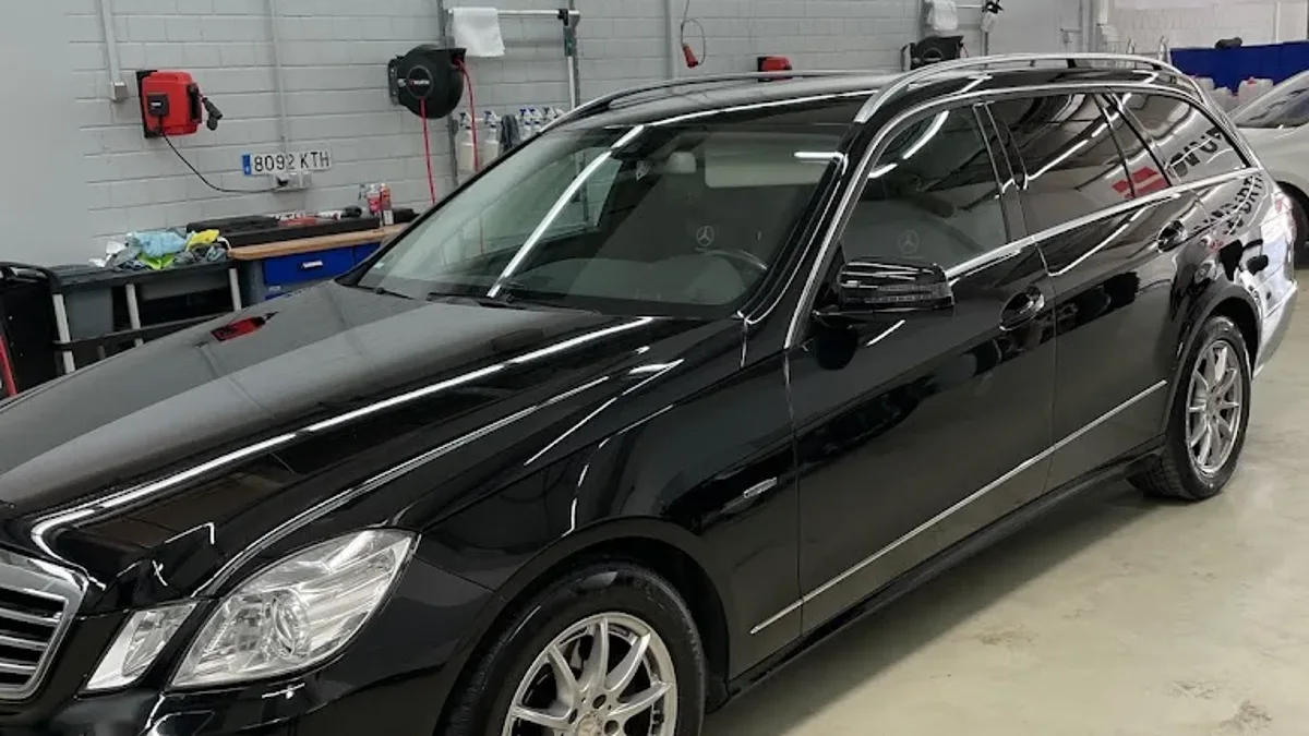 Schwarzer Mercedes nach professioneller Lackpflege