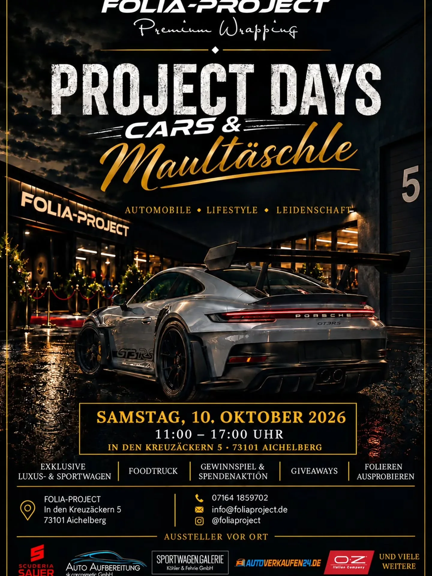 Porsche, Silber, heckseitige Ansicht eines Porsche mit Spoiler vor einer beleuchteten Gebäudefassade
